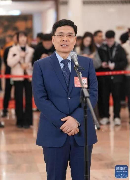 全國人大代表周云杰：要么與AI同進化，要么被AI邊緣化